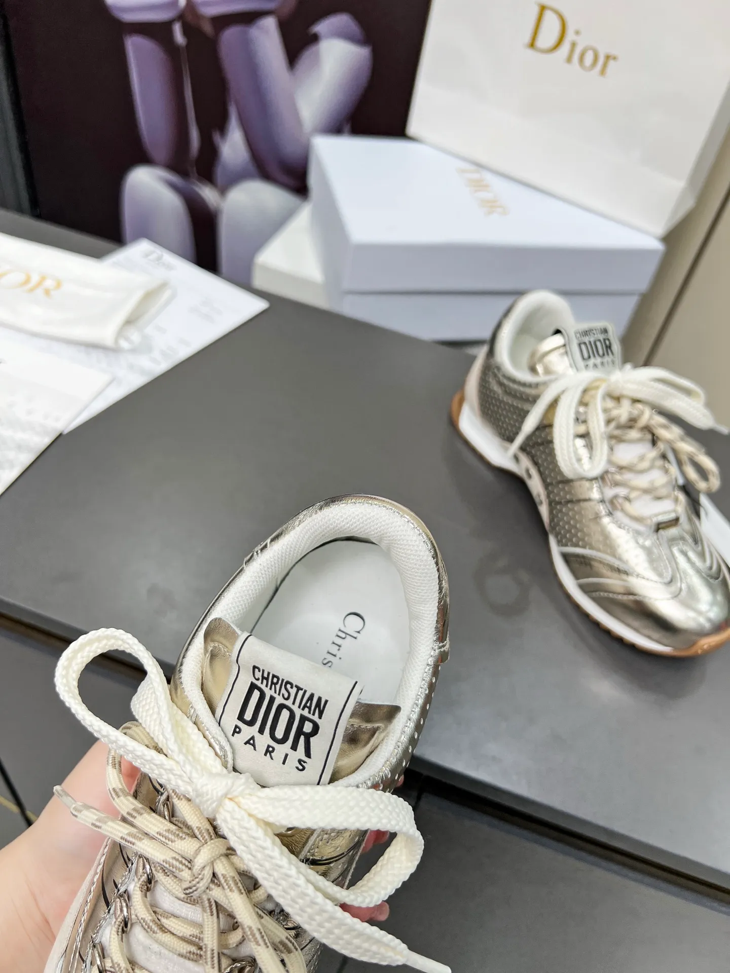 Gold men's shoes 💰580 D-Sketch sneakers are new products in the 2025 spring and summer ready-to-wear series❤️‍🔥❤️‍🔥❤️‍🔥❤️‍🔥, highlighting the classic retro aesthetics. Crafted from gold-toned crinkled sheepskin and gold-toned laminated calfskin 🌹🌹🌹, it features beige suede calfskin panels and double laces. The side is decorated with a handwritten Christian Dior Men's Shoes 💰aris logo🎆🎆🎆, while the heel and tongue are embellished with Christian Dior Men's Shoes 💰aris logo panels and plaques. Paired with two-color thin rubber soles, they look more refined. Size: 35~41 (men’s model is currently available). Color: black, white, gold, silver.